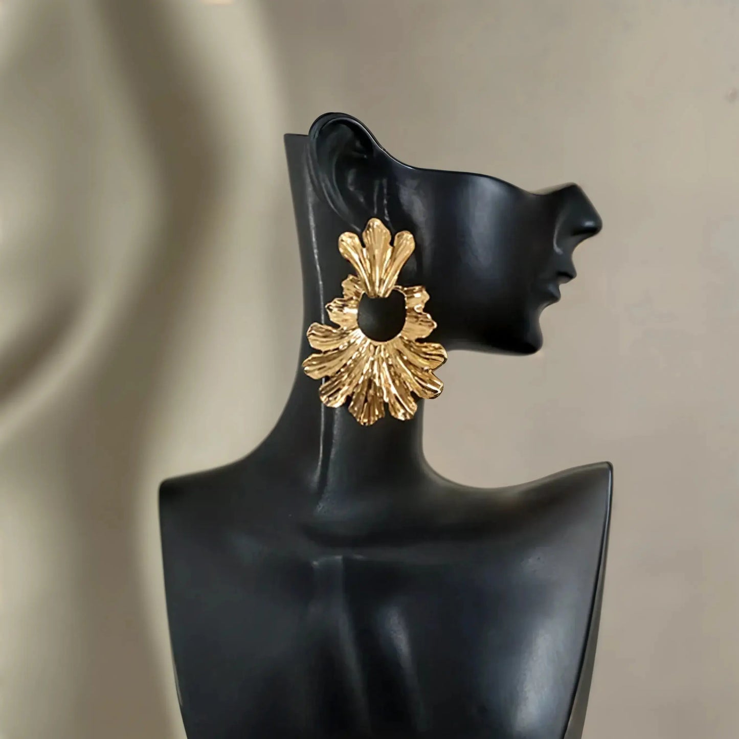 Boucles d’oreilles dorées en acier inoxydable, hypoallergéniques.