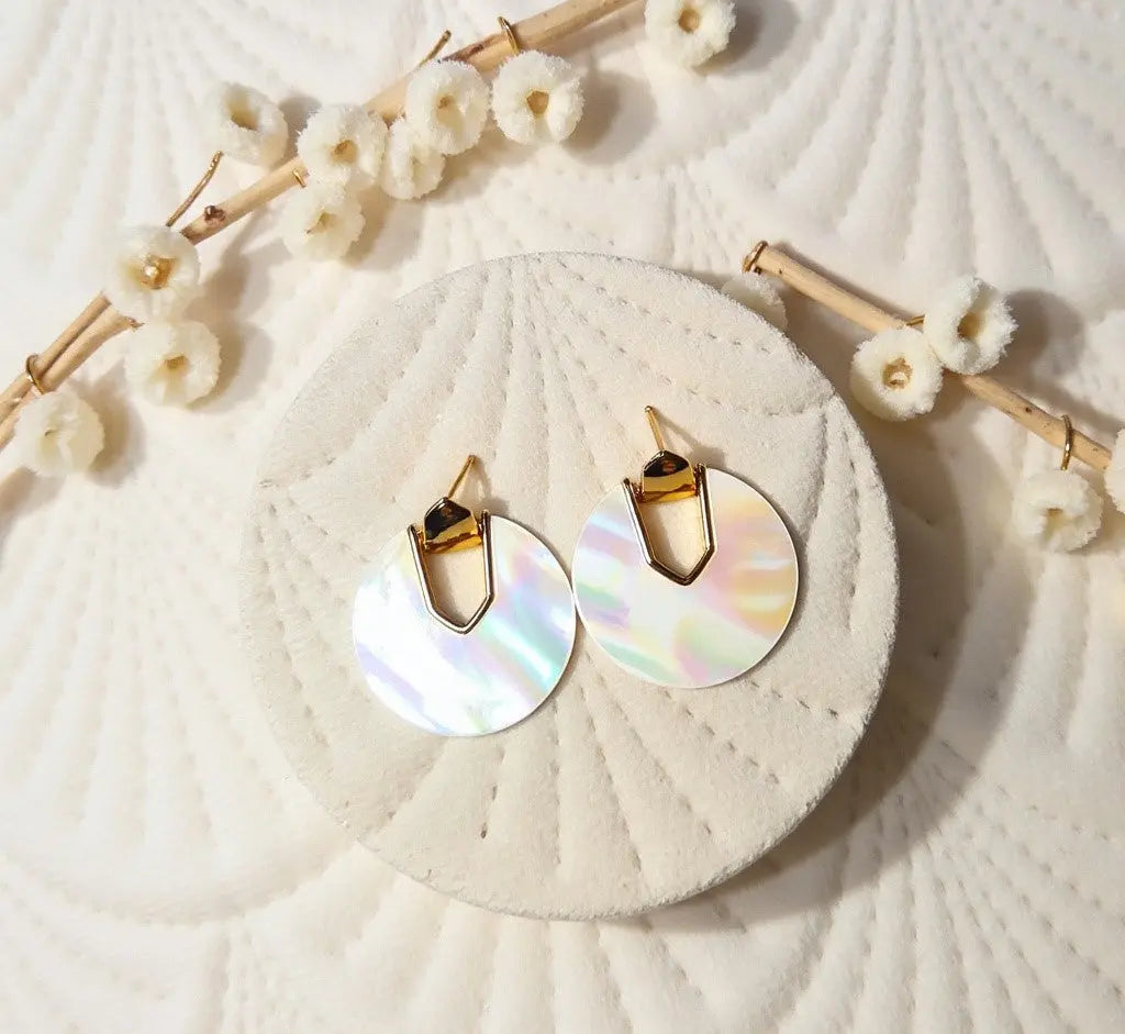  boucles d'oreilles pour femmes, boucles d'oreilles originales, boucles d'oreilles élégantes_une paire de boucles d'oreilles_boucles d'oreilles_boucles d'oreilles femme_boucles d'oreilles pendantes_boucles d'oreilles originales_boucles d'oreilles pendantes originales_boucles d'oreilles rondes_boucle oreille dorée_boucles d'oreille dorées_grosse boucle d'oreille dorée_boucles d'oreilles nacre_boucles d'oreilles perles nacre_élégance bijoux_elégance bijoux_site de bijoux pas cher_meilleur site de bijoux pas