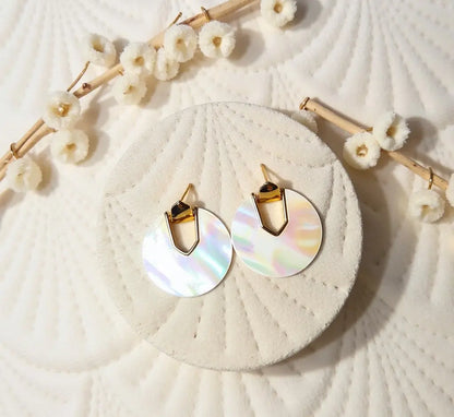  boucles d'oreilles pour femmes, boucles d'oreilles originales, boucles d'oreilles élégantes_une paire de boucles d'oreilles_boucles d'oreilles_boucles d'oreilles femme_boucles d'oreilles pendantes_boucles d'oreilles originales_boucles d'oreilles pendantes originales_boucles d'oreilles rondes_boucle oreille dorée_boucles d'oreille dorées_grosse boucle d'oreille dorée_boucles d'oreilles nacre_boucles d'oreilles perles nacre_élégance bijoux_elégance bijoux_site de bijoux pas cher_meilleur site de bijoux pas