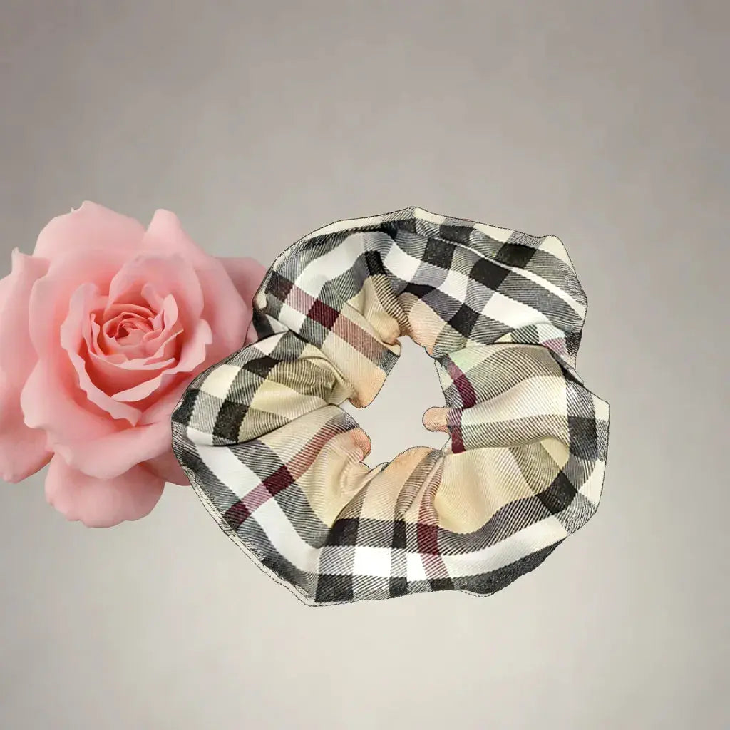 Chouchou motif vichy inspiration Burberry, 10 cm, pour coiffure raffinée et tendance.