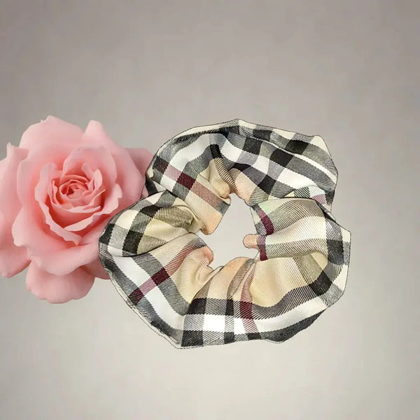 Chouchou motif vichy inspiration Burberry, 10 cm, pour coiffure raffinée et tendance.