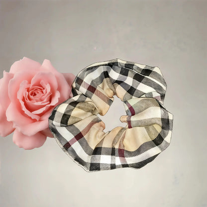Chouchou vichy 10 cm style Burberry, motif à carreaux chic pour coiffures tendance.