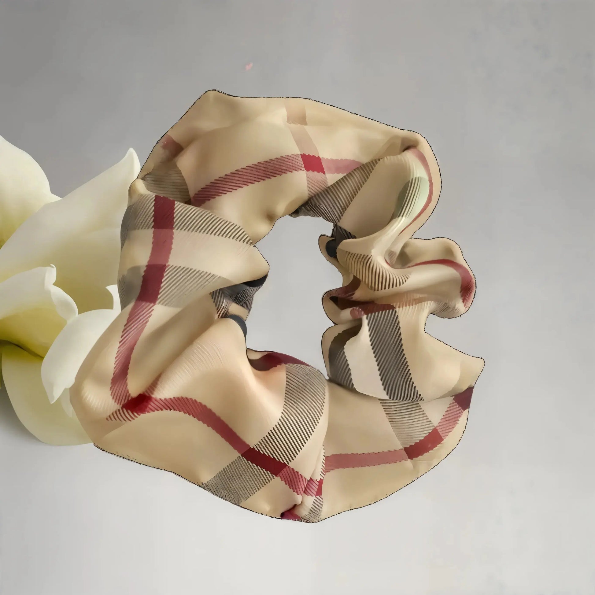 Accessoire cheveux vichy femme, chouchou à carreaux élégant pour look british moderne.