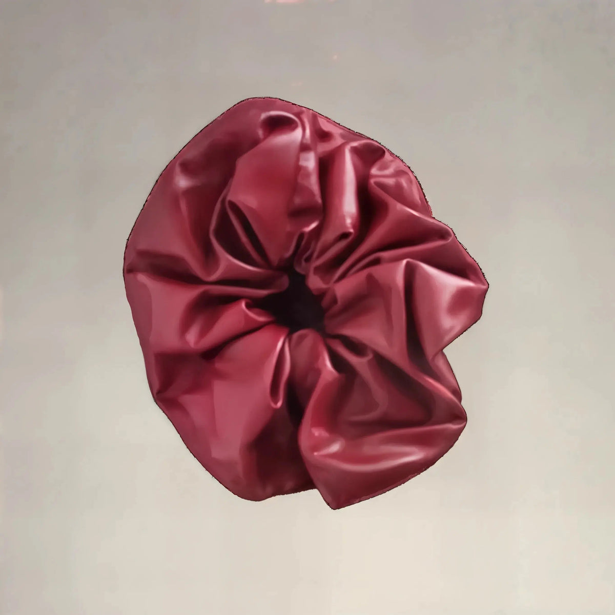 Chouchou XXL rouge bordeaux en simili cuir, accessoire tendance pour cheveux longs ou chignons.