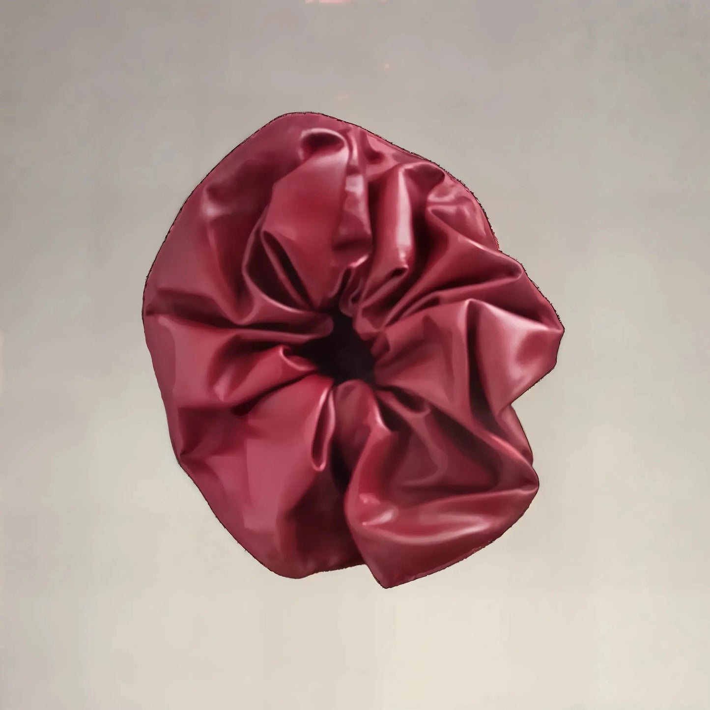 Chouchou XXL rouge bordeaux en simili cuir, accessoire tendance pour cheveux longs ou chignons.