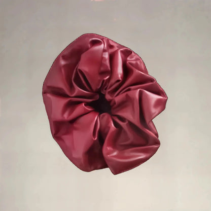 Chouchou XXL rouge bordeaux en simili cuir, accessoire tendance pour cheveux longs ou chignons.