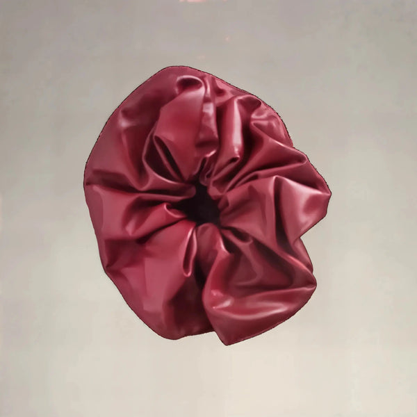 Chouchou XXL rouge bordeaux en simili cuir, accessoire tendance pour cheveux longs ou chignons.