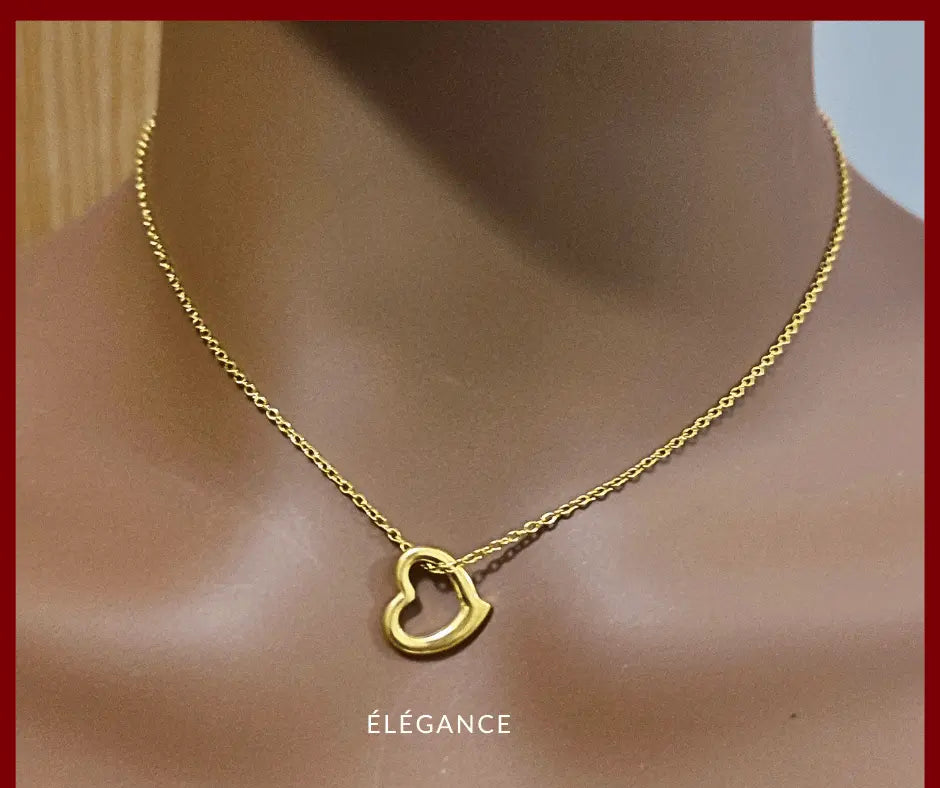 Collier en acier inoxydable doré avec breloque en forme de cœur, design chic et romantique.