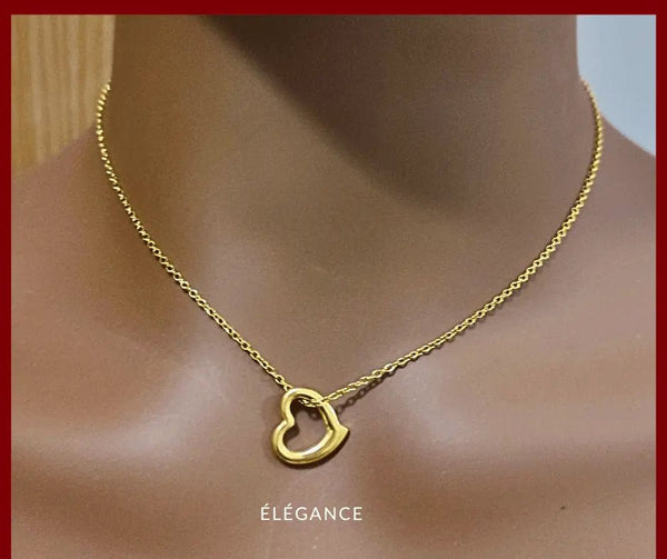 Collier en acier inoxydable doré avec breloque en forme de cœur, design chic et romantique.