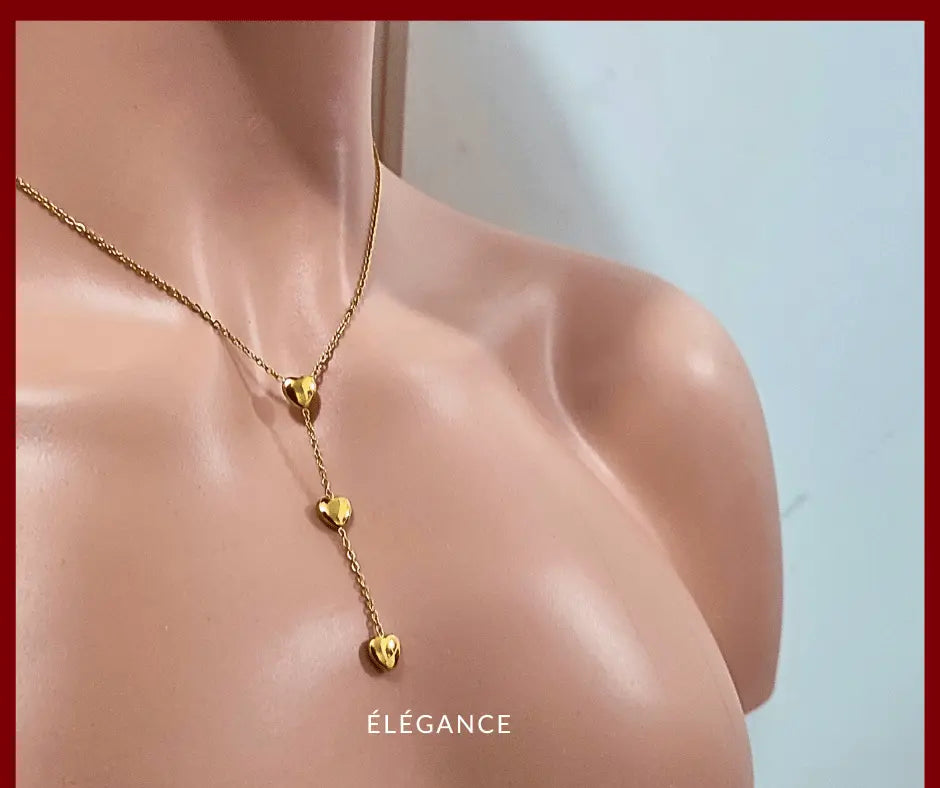 Collier doré trois cœurs en acier inoxydable, bijou romantique et moderne pour femme.