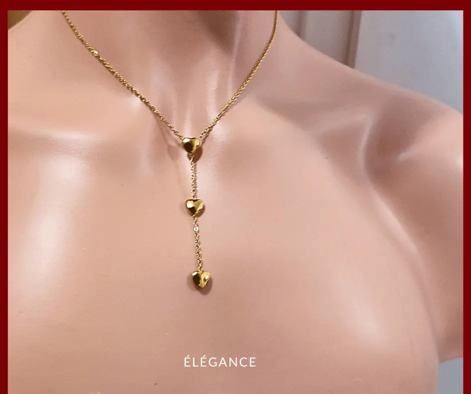 Bijou femme élégant avec pendentif triple cœur doré, en acier inoxydable antiallergique.