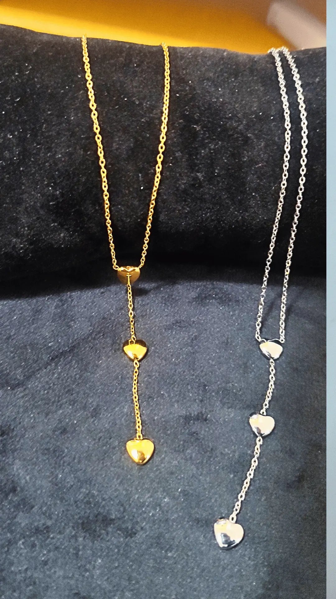 Collier femme doré avec trois petits cœurs en chaîne fine, bijou minimaliste et intemporel.