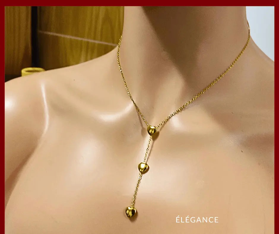 Collier long en acier doré avec trois pendentifs cœur, cadeau chic pour la Saint-Valentin.