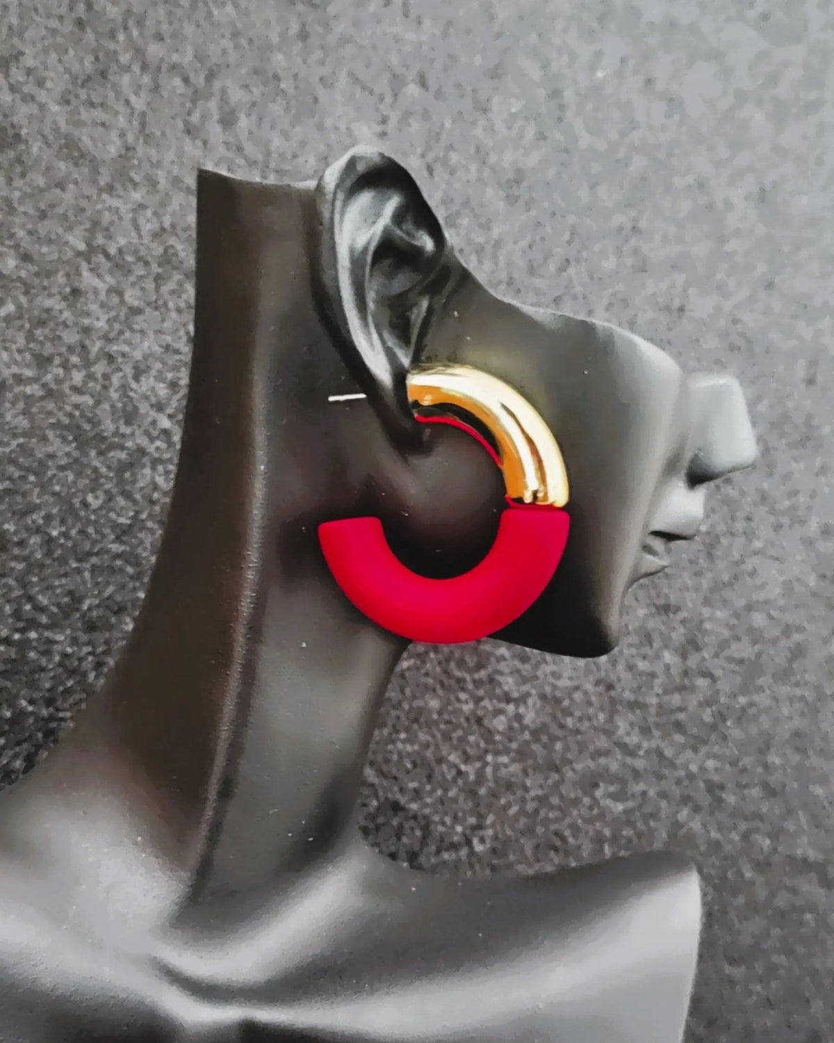 Boucles d'oreilles demi-créoles rouge bordeaux dorées, modèle Luméa, bijoux en acier inoxydable