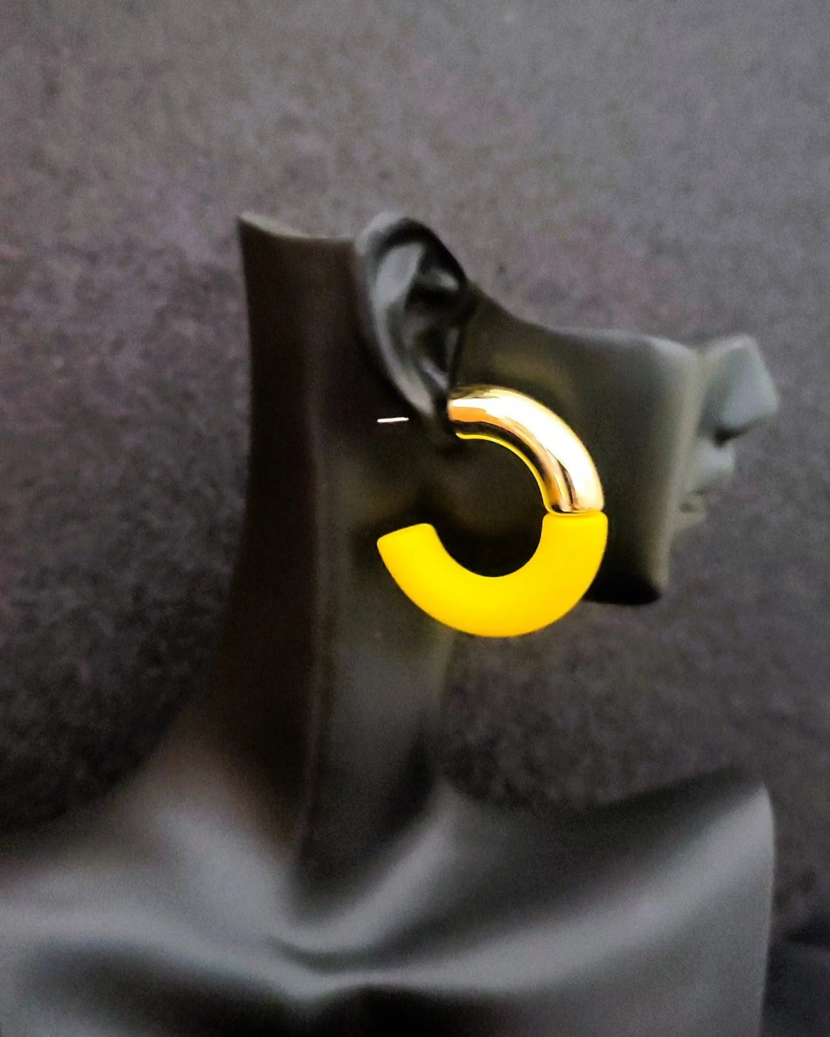 Boucles acryliques jaune et doré, demi-créoles Luméa