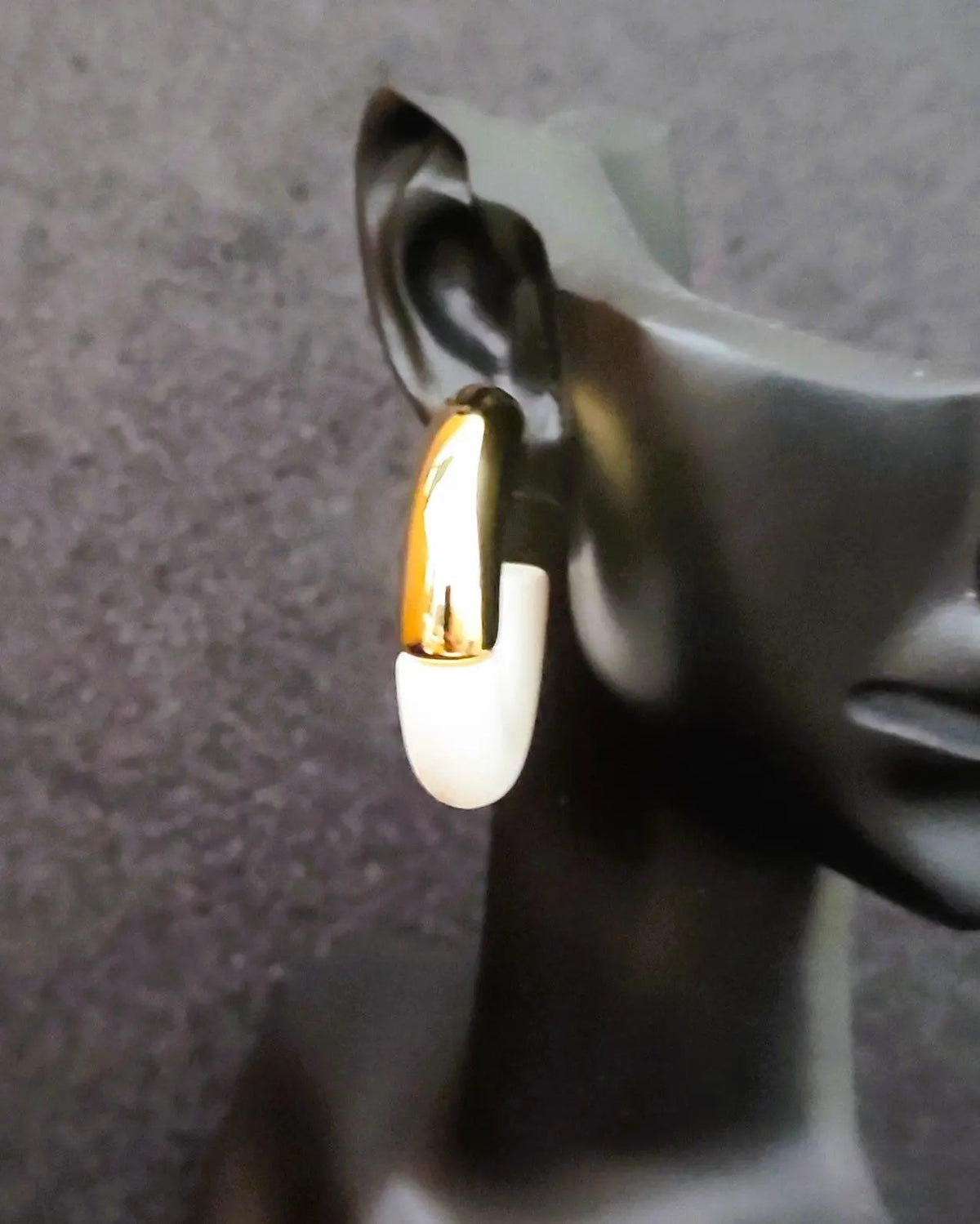 Boucles Luméa blanches et dorées en acrylique et acier inox, elegance bijoux en acier inoxydable