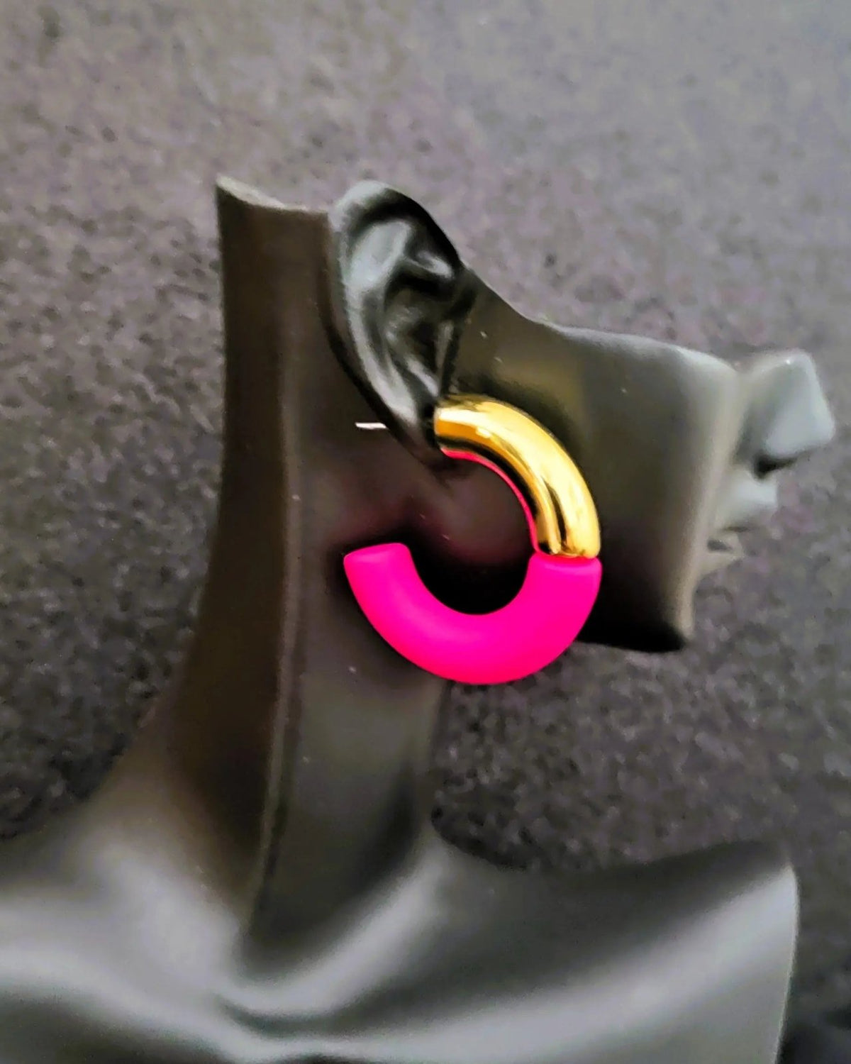 demi-créoles colorées Luméa avec finition dorée et rose en acier inoxydable, bijoux pas cher