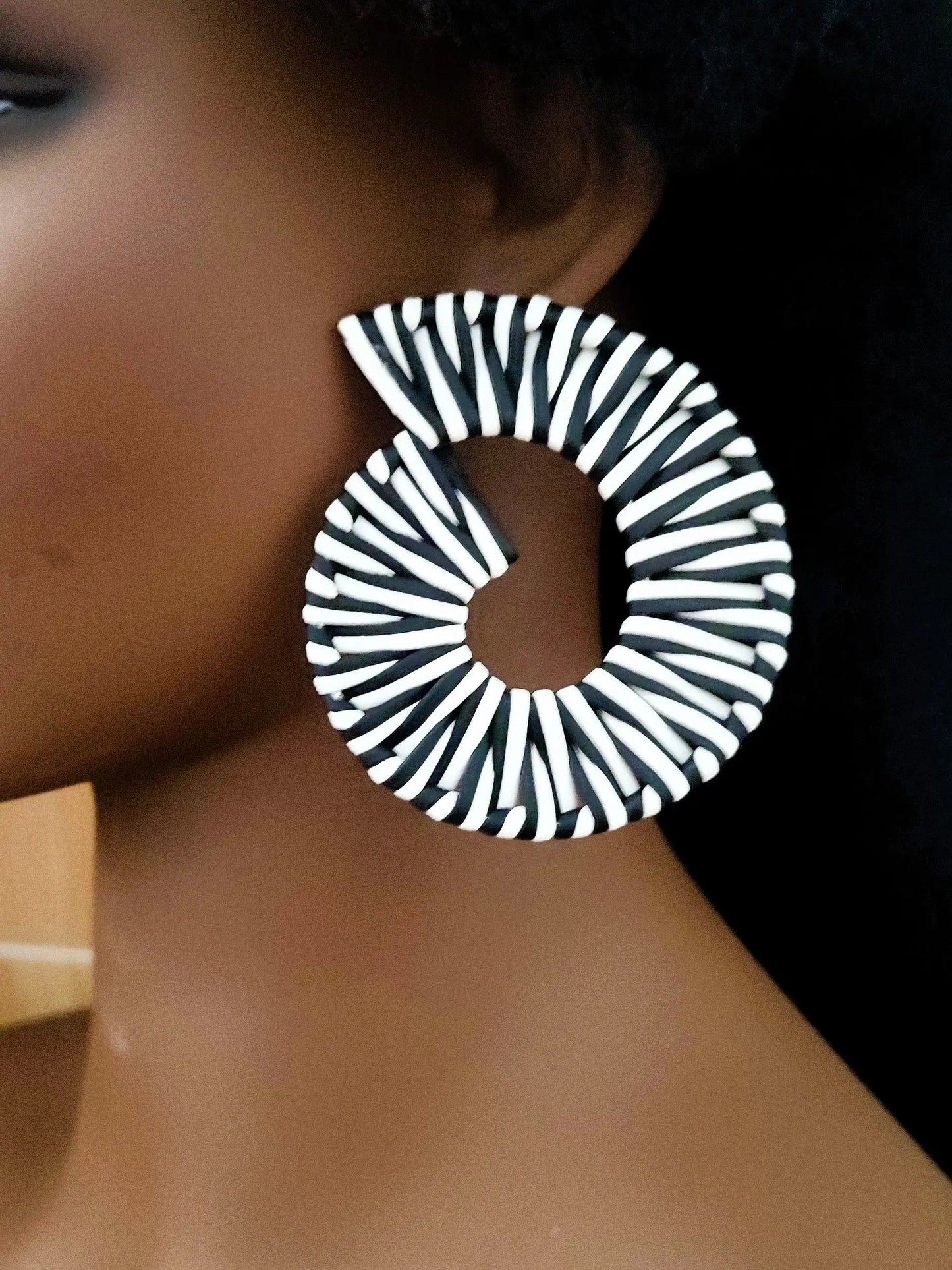 Boucles zébrées noir et blanc style ethnique moderne.