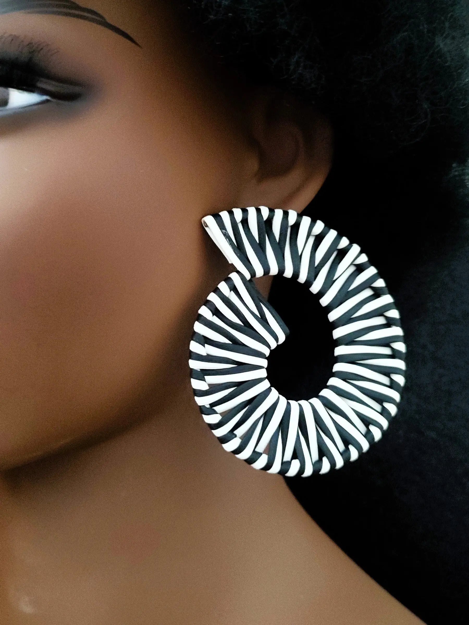 Créoles toriginales ressées Nayraau look bohème moderne