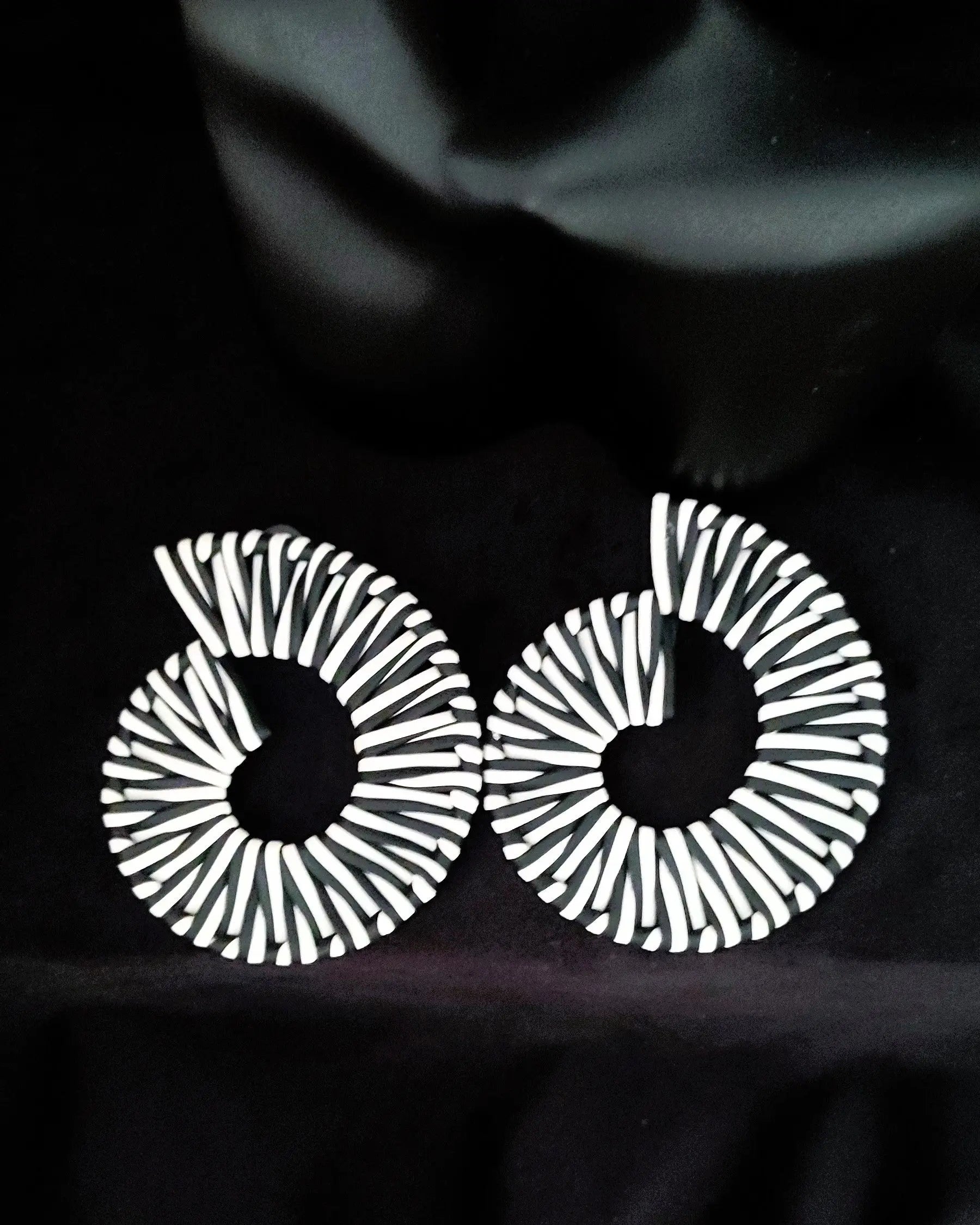 Accessoire bohème original en noir et blanc