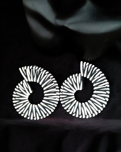 Accessoire bohème original en noir et blanc