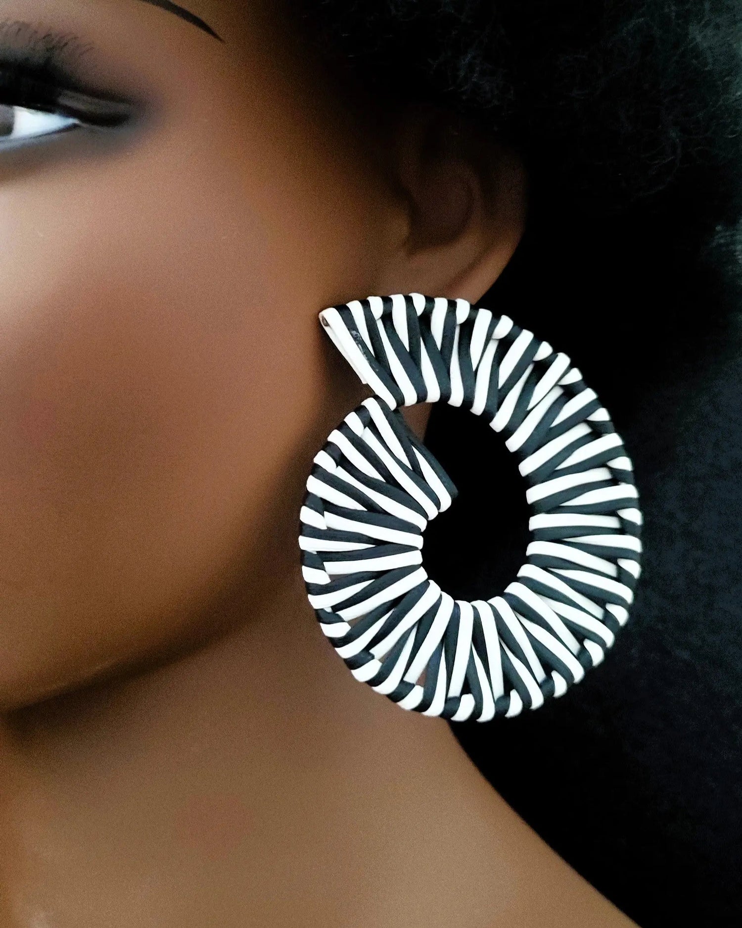 Boucles d'oreilles créoles bohèmes Nayra tressées noir et blanc, style zébré tendance, elegance bijoux