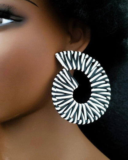 Boucles d'oreilles créoles bohèmes Nayra tressées noir et blanc, style zébré tendance, elegance bijoux