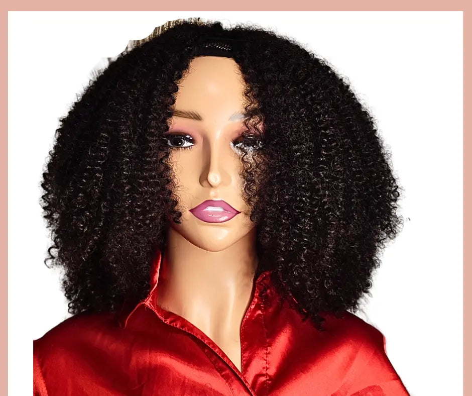 Perruque U-part bouclée et frisée Séphora Crépus&Co, avec des boucles 3c naturelles, idéale pour cheveux crépus et frisés. Perfectionnez votre look avec cette perruque afro pour femme, sans colle, offrant un effet naturel. Perruque ouverte, raie ouverte, synthétique bouclée, curly, U-part et glueless, perruque pas cher