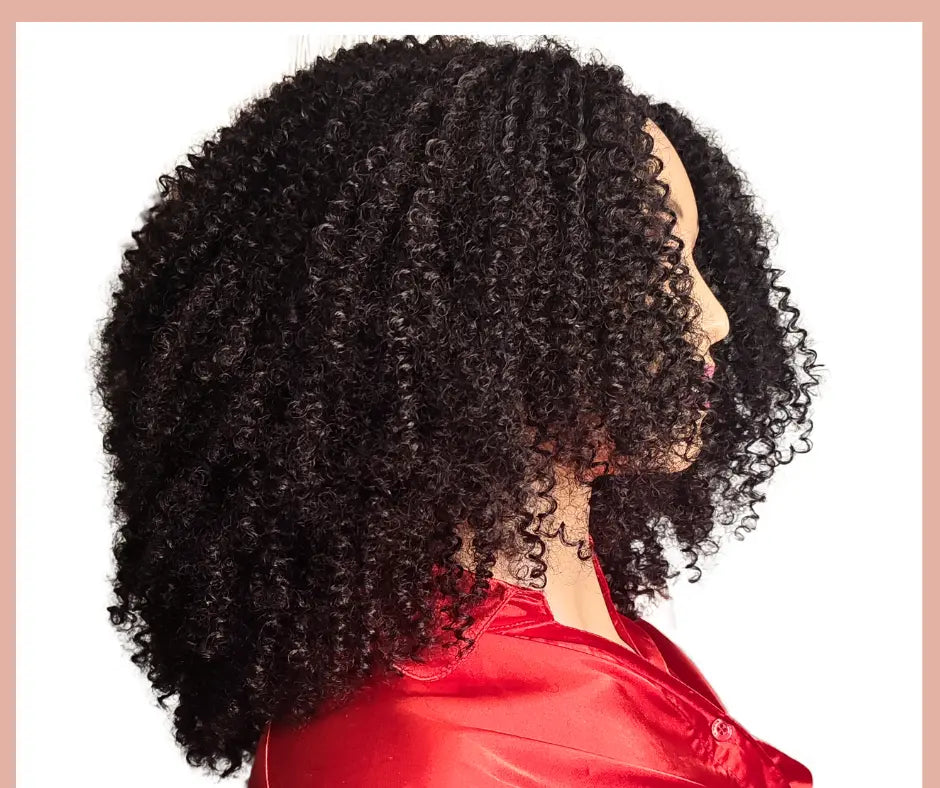 Perruque U-part bouclée et frisée Séphora Crépus&Co Elégance Simplement, avec des boucles 3c naturelles, idéale pour les cheveux frisés et crépus. Perfectionnez votre look avec une perruque synthétique sans colle, offrant un effet naturel, raie ouverte et style wig glueless.