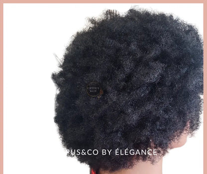 Perruque afro Crépus&Co – Cheveux crépus 4c, kinky et boucles 3c, avec frange pour femme noire. Perruque postiche sans colle, effet naturel et stylé, idéale pour un look afro court. Disponible sur Elégance Simplement, le magasin de perruques afro créées pour femmes noires. Perfectionnez votre style avec une perruque synthétique de qualité, facile à porter