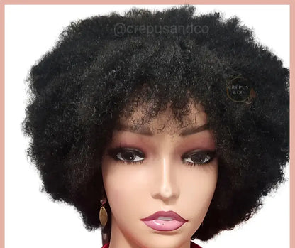 Perruque afro Sérah – Cheveux crépus synthétiques effet naturel de Crépus&Co. Perruque sans colle, idéale pour un look élégant et pratique. Disponible dans notre magasin de mèches, parfaite pour les femmes recherchant un style afro naturel et facile à porter.