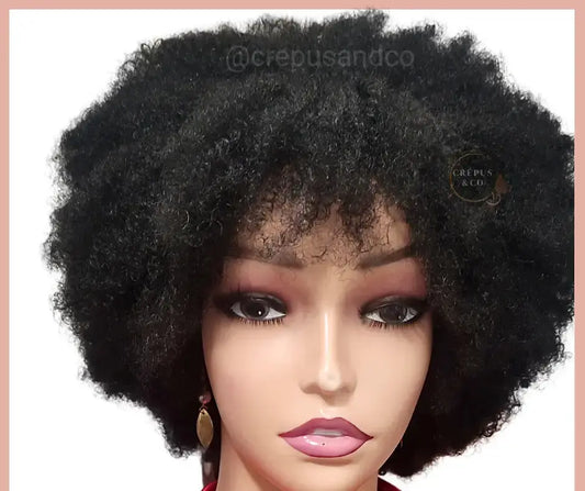 Perruque afro Sérah – Cheveux crépus synthétiques effet naturel de Crépus&Co. Perruque sans colle, idéale pour un look élégant et pratique. Disponible dans notre magasin de mèches, parfaite pour les femmes recherchant un style afro naturel et facile à porter.