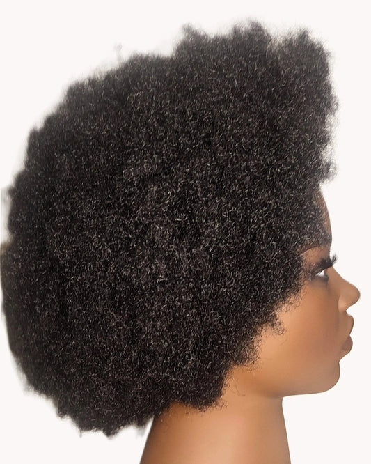 Perruque afro Sérah – Cheveux crépus 4c, kinky et boucles 3c. Perruque synthétique effet naturel de Crépus&Co, idéale pour un look afro stylé et naturel. Parfaite pour les femmes à la recherche de cheveux crépus et volumineux, sans colle. Disponible sur Elégance Simplement, le magasin de perruques et mèches afro à Paris.