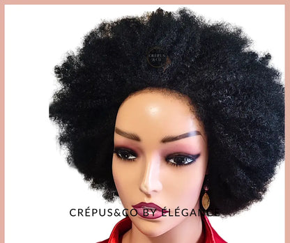 Perruque afro Sérah de Crépus&Co – Cheveux crépus 4c, kinky, stylés, et boucles 3c. Coiffure volumineuse sans colle, idéale pour les femmes noires à la recherche de cheveux naturels nappy. Disponible en perruque synthétique effet naturel et la perruque avec frange, parfaite pour un look afro élégant et facile à porter. Vente de perruques en France, sans colle pour un confort optimal.