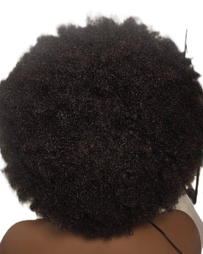 Perruque afro Sérah – Cheveux crépus 4c, kinky et boucles 3c. Perruque synthétique effet naturel de Crépus&Co, idéale pour un look afro stylé et naturel. Parfaite pour les femmes à la recherche de cheveux crépus et volumineux, sans colle. Disponible sur Elégance Simplement, le magasin de perruques et mèches afro à Paris.