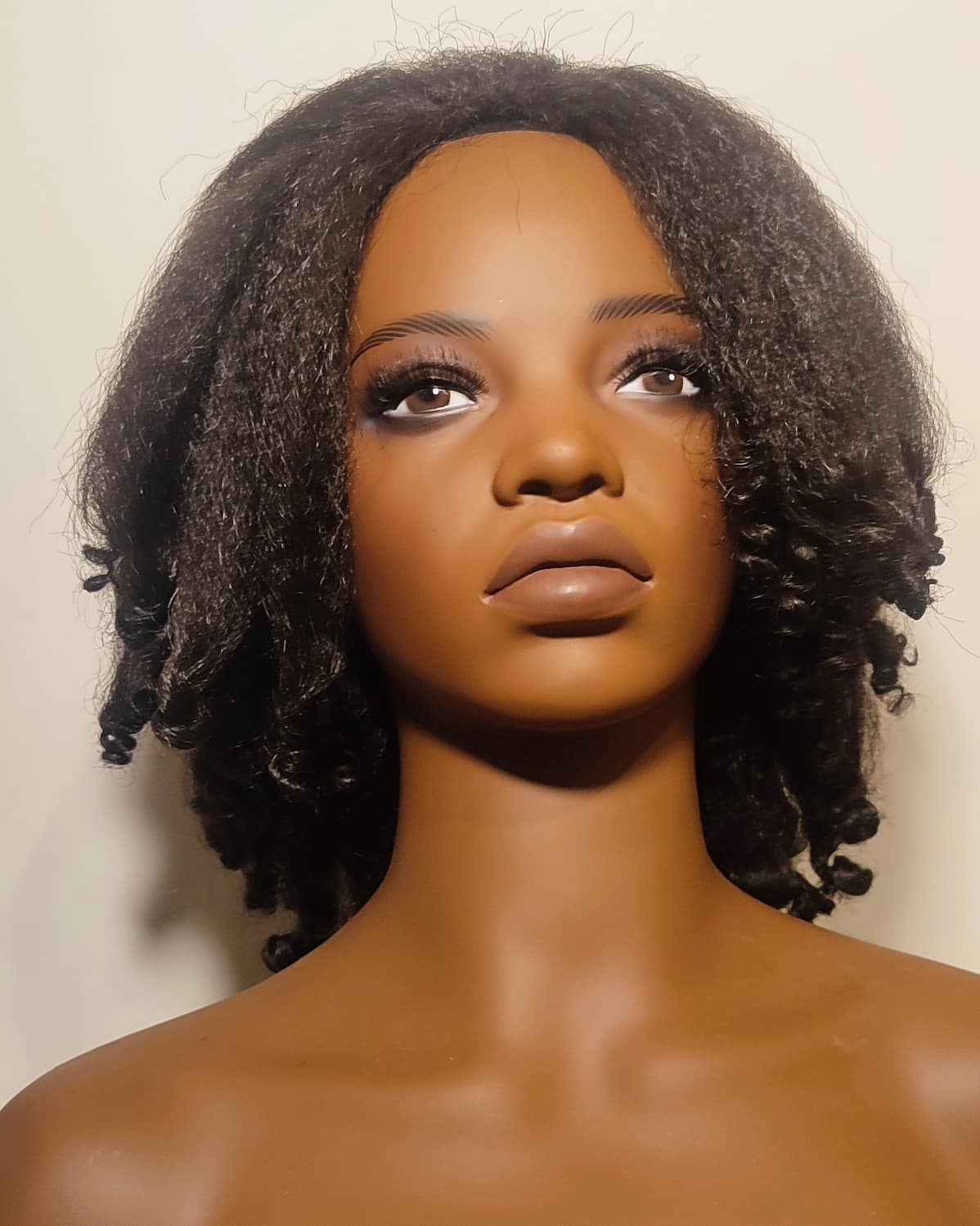 Texture afro blow out de la perruque TABY en détail