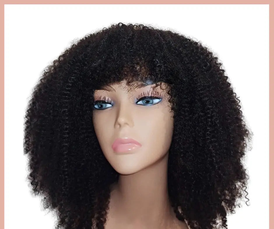 Perruque bouclée et curly pour cheveux frisés, idéale pour les femmes noires. Perruque avec frange courte, facile à poser sans colle, parfaite pour un style naturel. Confection de perruque synthétique, sans lace, pour cheveux crépus de type 4B-4C, offrant une coupe frisée élégante et pratique, y compris pour les personnes en chimiothérapie