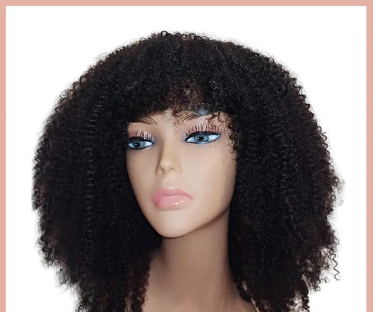 Perruque bouclée et curly pour cheveux frisés, idéale pour les femmes noires. Perruque avec frange courte, facile à poser sans colle, parfaite pour un style naturel. Confection de perruque synthétique, sans lace, pour cheveux crépus de type 4B-4C, offrant une coupe frisée élégante et pratique, y compris pour les personnes en chimiothérapie