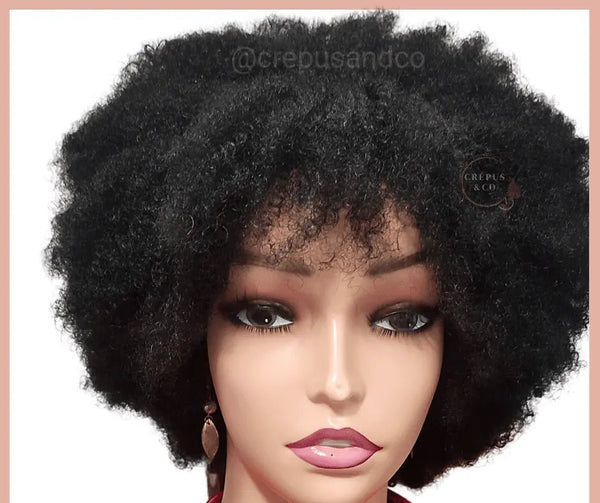 Perruque afro Sérah sans colle – cheveux crépus synthétiques effet naturel, pose rapide et look élégant.