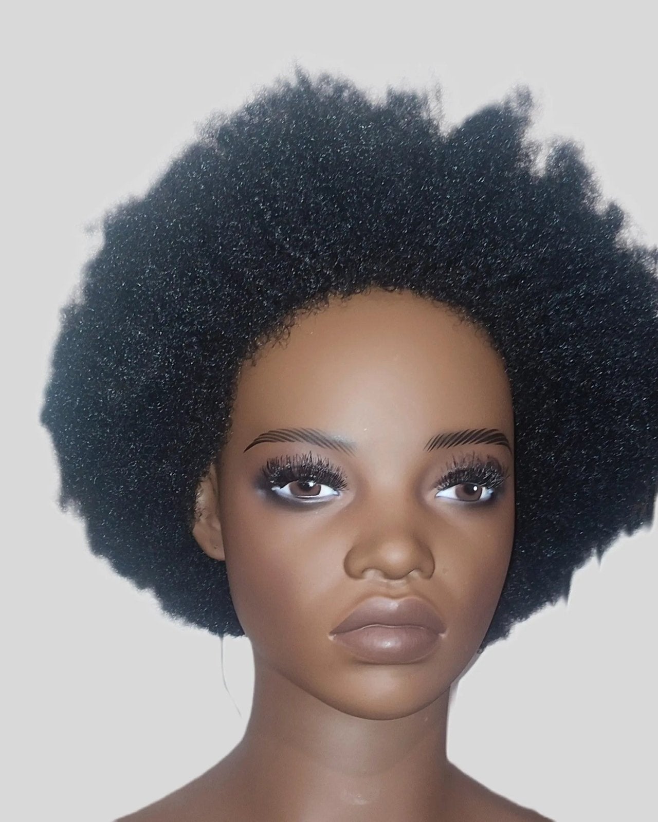 Perruque afro Sérah – Cheveux crépus 4c, kinky et boucles 3c. Perruque synthétique effet naturel de Crépus&Co, idéale pour un look afro stylé et naturel. Parfaite pour les femmes à la recherche de cheveux crépus et volumineux, sans colle. Disponible sur Elégance Simplement, le magasin de perruques en ligne et mèches afro à Paris.