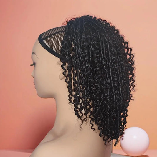 Postiche queue de cheval courte bouclée Crepus and Co – Fixation élastique et minis peignes, longueur 9 pouces, boucles anglaises définies. Ajoutez instantanément du volume et du style avec cette extension capillaire élégante et facile à poser