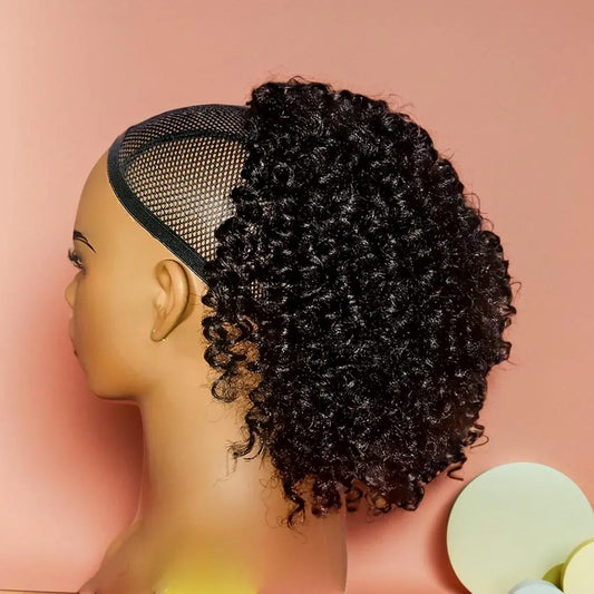 Postiche queue de cheval avec élastique Crepus and Co – Extension capillaire bouclée, afro ou kinky, disponible en version courte et longue. Facile à poser, cette queue de cheval élastique ajoute volume, texture et élégance à vos cheveux bouclés ou crépus.