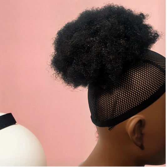 Afro puff texture cheveux 3C et 4C - Kinky curl, extension cheveux afro pour peau noire. Extension de cheveux effet naturel, queue de cheval courte avec élastique. Crépus&Co Elégance – Postiche cheveux crépus, mèches synthétiques pour un look naturel