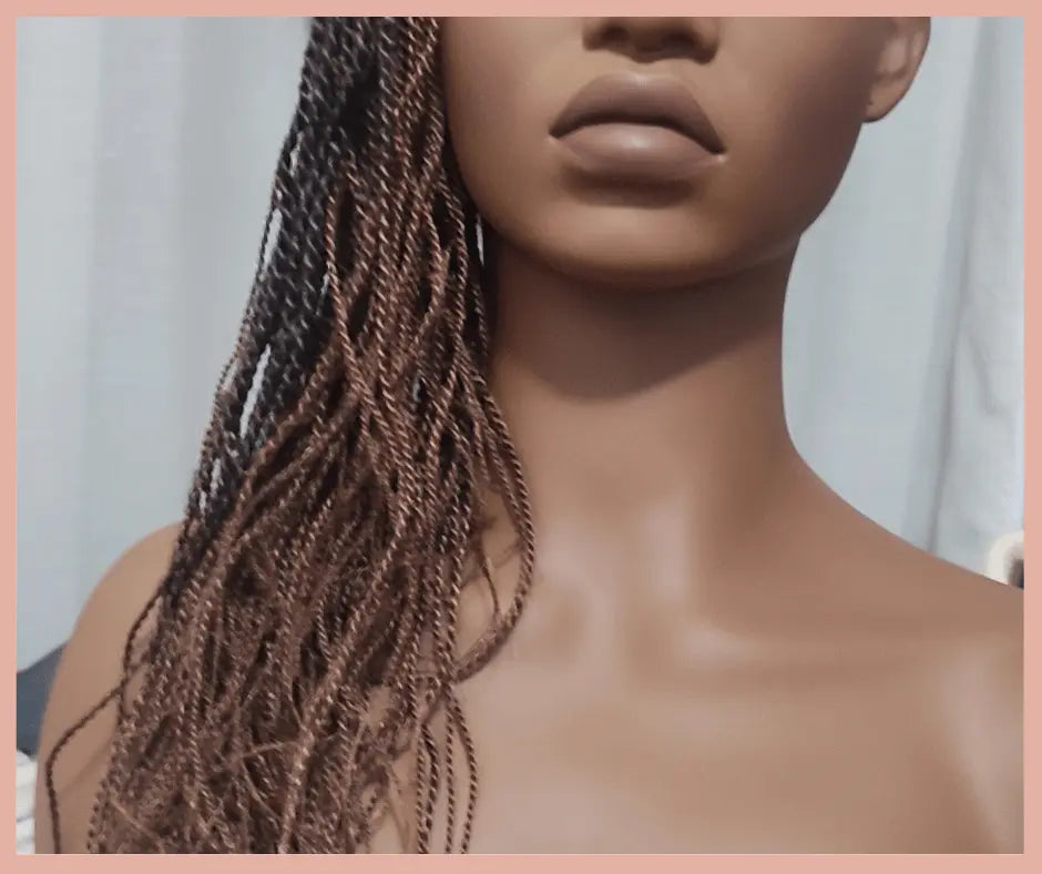Postiche queue de cheval 'Reine Esther' – Postiche Vanille 22 pouces couleur T1B/33, avec tresse longue, pour une coiffure africaine élégante. Élégance Simplement, pour un look sophistiqué et naturel.