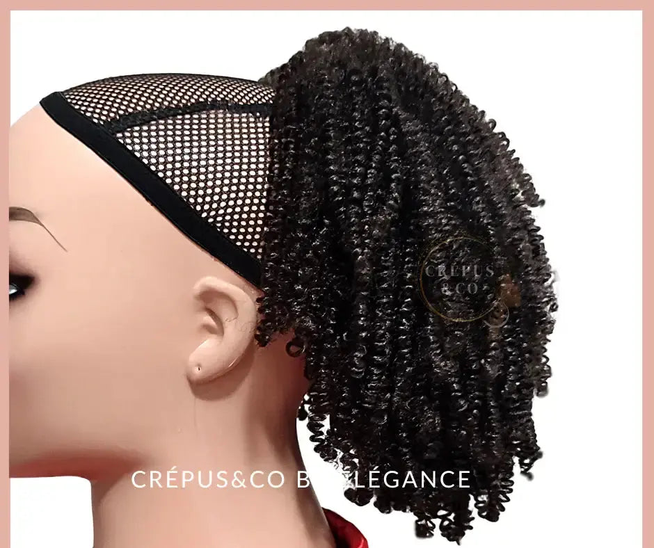 Postiche Queue de cheval avec elastique Inaya – Ponytail cheveux frisés avec élastique, coiffure simple et facile à réaliser. Idéale pour un look élégant et rapide. Elégance Simplement.
