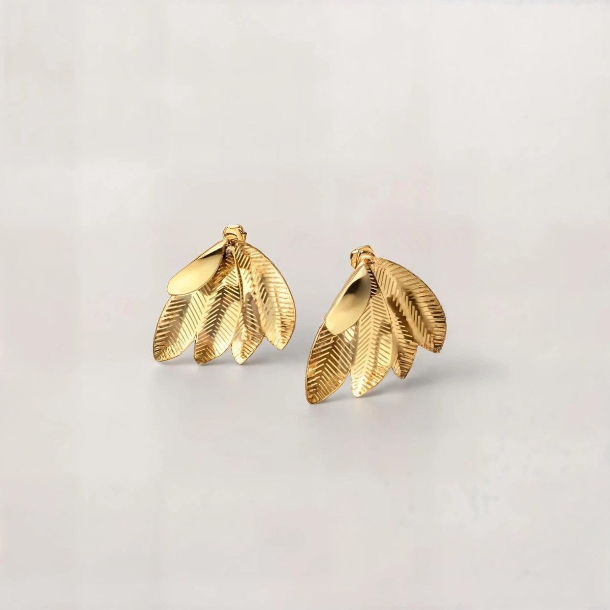 Bijou d’oreilles femme, forme ailes dorées, en inox, finition brillante.
elegancesimplment