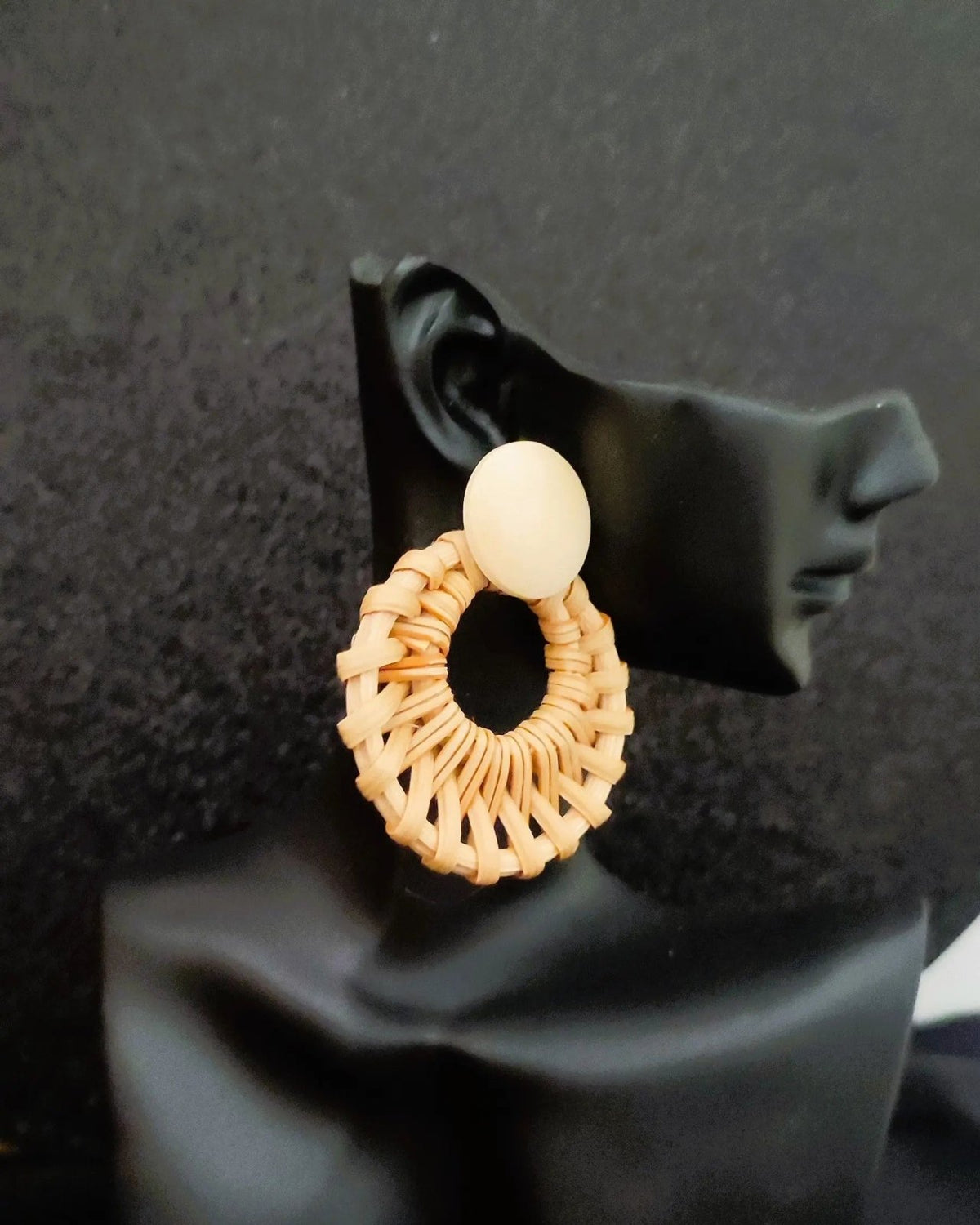Boucles d’oreilles bohèmes Sïana en rotin orange et bois naturel, bijoux pas cher