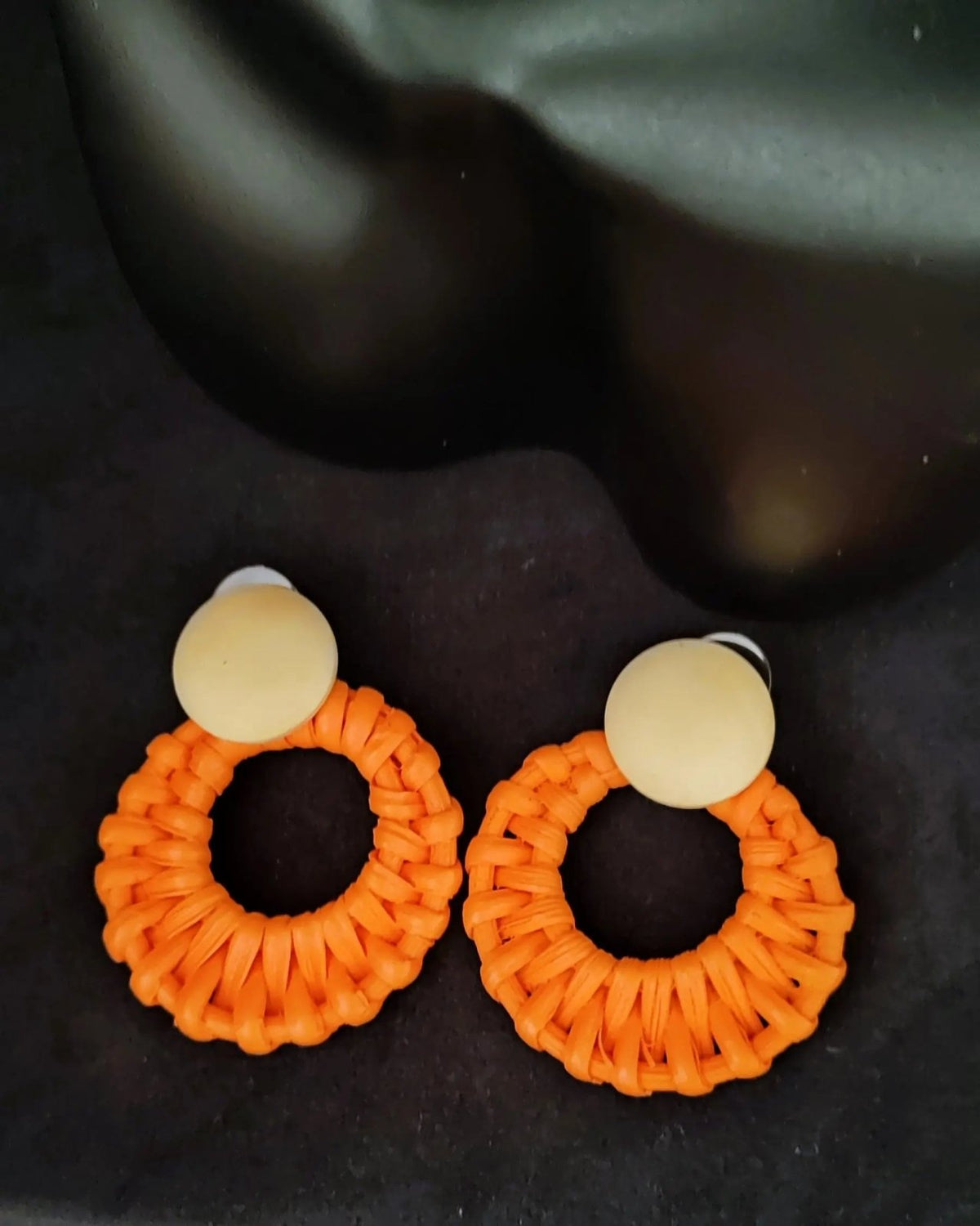 Boucles bohèmes naturelles en rotin tissé et bois, coloris orange elegance accessoires 