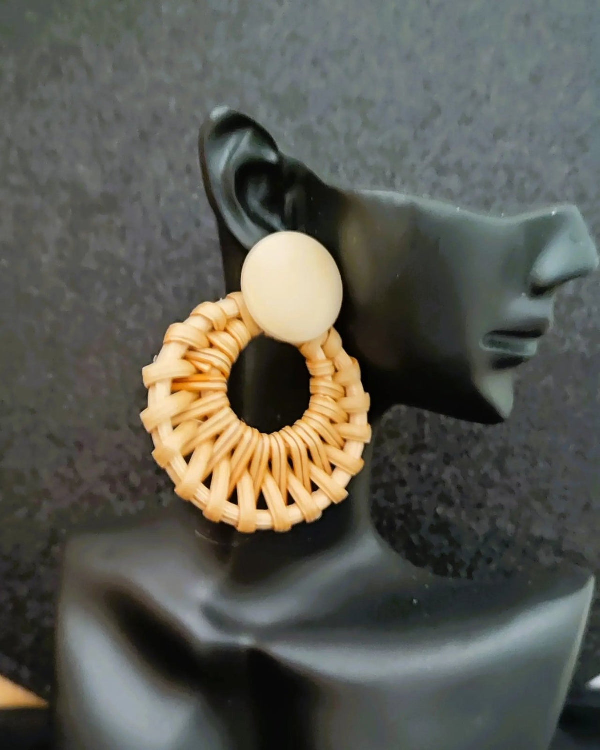 Boucles d’été bohèmes Sïana en rotin tressé et bois naturel elegance bijoux 