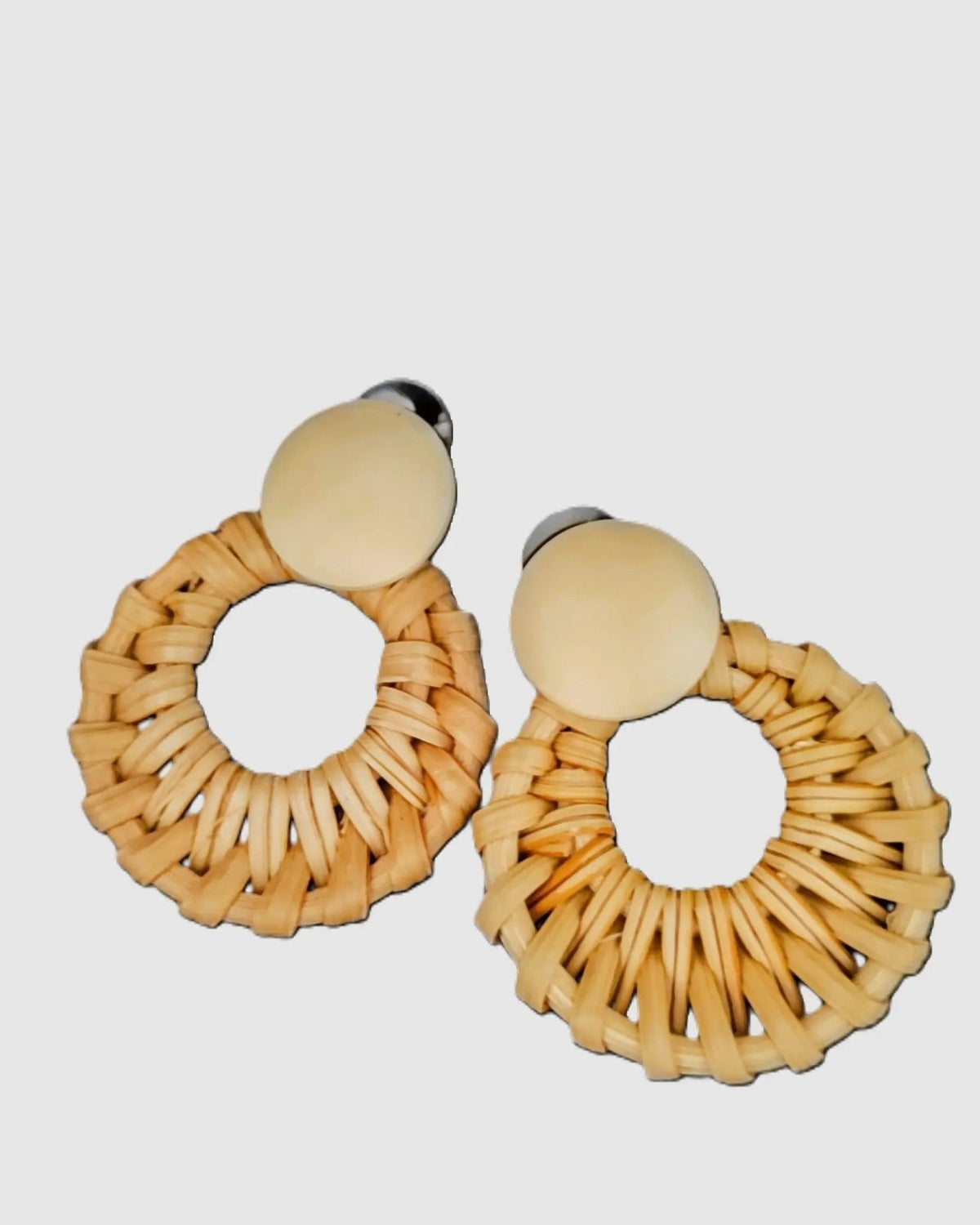 Créoles artisanales en bois et rotin, design bohème chic, elegance bijoux